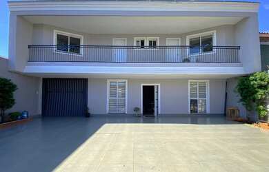 Imagem: A casa possui 5 Dormitórios, 4 Banheiros, 5 Vagas na garagem