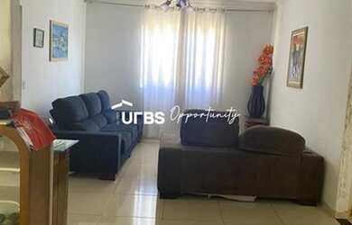 Imagem: A casa possui 4 Dormitórios, 2 Banheiros, 4 Vagas na garagem