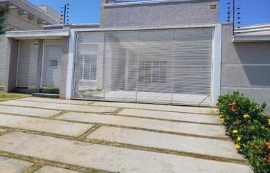 Imagem: A casa possui 3 Dormitórios, 4 Banheiros, 2 Vagas na garagem