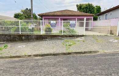 Imagem: A casa possui 4 Dormitórios, 3 Banheiros, 4 Vagas na garagem