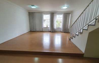 Imagem: A casa possui 3 Dormitórios, 4 Banheiros, 3 Vagas na garagem