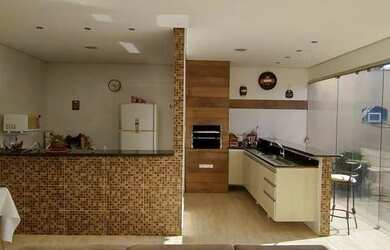 Imagem: A casa em condomínio possui 2 Dormitórios, 1 Banheiro, 2 Vagas