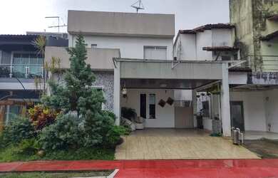 Imagem: A casa possui 4 Dormitórios, 4 Banheiros, 2 Vagas na garagem