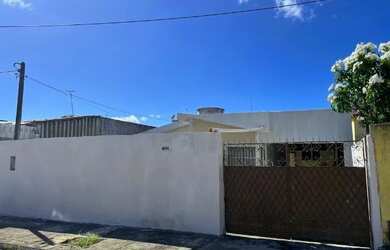 Imagem: A casa possui 2 Dormitórios, 2 Banheiros, 2 Vagas na garagem