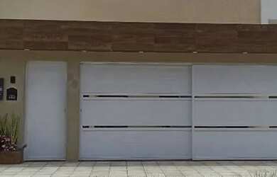 Imagem: A casa possui 4 Dormitórios, 3 Banheiros, 2 Vagas na garagem