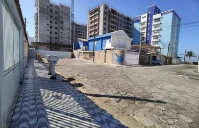 Imagem: A casa possui 2 Dormitórios, 2 Banheiros, 2 Vagas na garagem