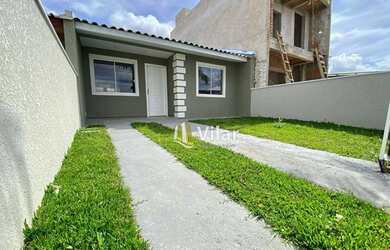 Imagem: A casa possui 3 Dormitórios, 1 Banheiro, 2 Vagas na garagem