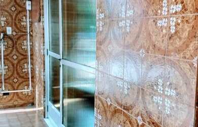 Imagem: A casa à venda possui 4 Dormitórios, 1 Banheiro, 2 Vagas na