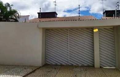 Imagem: A casa possui 3 Dormitórios, 2 Banheiros e está localizado