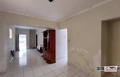 Imagem: A casa possui 3 Dormitórios, 1 Banheiro, 1 Vaga na garagem