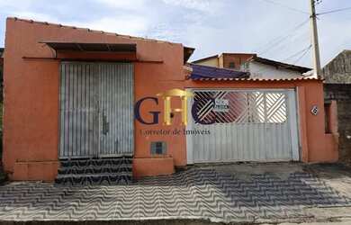 Imagem: A casa possui 3 Dormitórios, 2 Banheiros, 2 Vagas na garagem