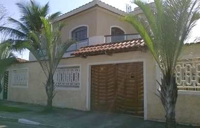 Imagem: A casa possui 2 Dormitórios, 2 Vagas na garagem e está localizado