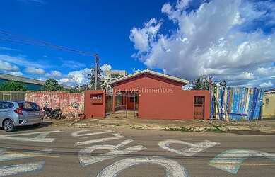 Imagem: A casa possui 3 Dormitórios, 2 Banheiros, 2 Vagas na garagem