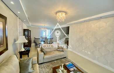 Imagem: A casa possui 4 Dormitórios, 3 Banheiros, 4 Vagas na garagem