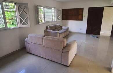 Imagem: A casa possui 4 Dormitórios, 2 Banheiros, 4 Vagas na garagem