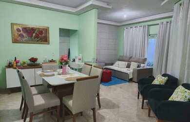 Imagem: A casa possui 2 Dormitórios, 2 Banheiros, 2 Vagas na garagem