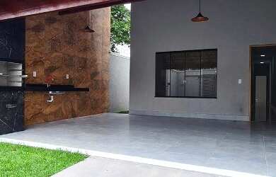 Imagem: A casa possui 3 Dormitórios, 2 Banheiros, 2 Vagas na garagem