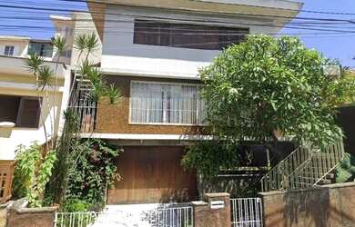 Imagem: A casa possui 4 Dormitórios, 4 Banheiros, 3 Vagas na garagem