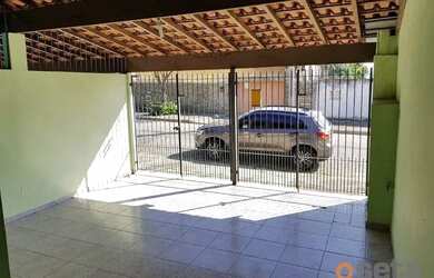 Imagem: A casa possui 2 Dormitórios, 2 Banheiros, 2 Vagas na garagem