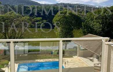 Imagem: A casa em condomínio possui 4 Dormitórios, 5 Banheiros, 2