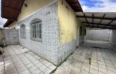 Imagem: A casa possui 2 Dormitórios, 1 Banheiro, 2 Vagas na garagem