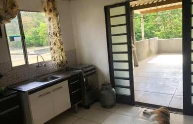 Imagem: A casa possui 5 Dormitórios, 3 Banheiros, 3 Vagas na garagem