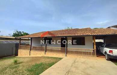 Imagem: A casa possui 5 Dormitórios, 4 Banheiros, 4 Vagas na garagem