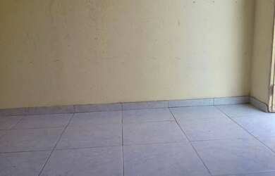 Imagem: A casa possui 1 Dormitório, 1 Banheiro, 1 Vaga na garagem e