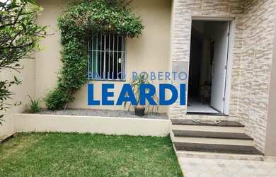 Imagem: A casa possui 3 Dormitórios, 3 Banheiros, 2 Vagas na garagem