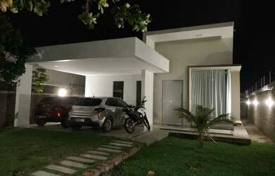 Imagem: A casa possui 3 Dormitórios, 2 Banheiros, 2 Vagas na garagem