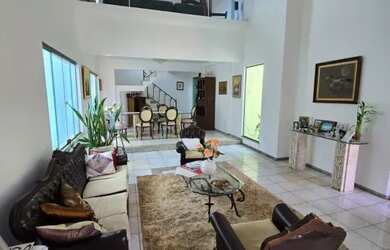 Imagem: A casa possui 3 Dormitórios, 3 Banheiros, 4 Vagas na garagem