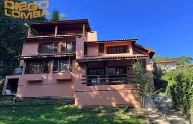 Imagem: A casa possui 5 Dormitórios, 4 Banheiros, 2 Vagas na garagem