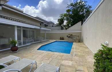 Imagem: A casa em condomínio possui 4 Dormitórios, 5 Banheiros, 4