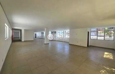 Imagem: O depósito possui 5 Vagas na garagem e 2400m² de Área e está