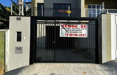 Imagem: A casa possui 3 Dormitórios, 3 Banheiros, 3 Vagas na garagem