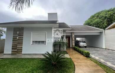 Imagem: A casa possui 4 Dormitórios, 2 Banheiros, 5 Vagas na garagem