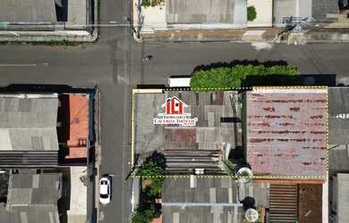 Imagem 5: Casa de Esquina no Dom Pedro 1 - Casa de esquina com um prédio