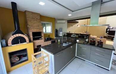 Imagem: A casa possui 3 Dormitórios, 3 Banheiros, 2 Vagas na garagem