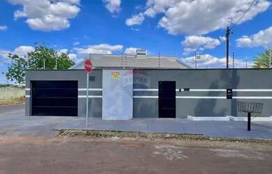 Imagem: A casa possui 3 Dormitórios, 2 Banheiros, 2 Vagas na garagem