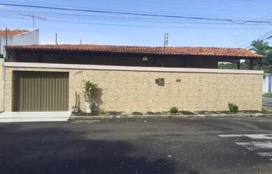 Imagem: A casa possui 4 Dormitórios, 2 Banheiros, 3 Vagas na garagem