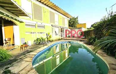 Imagem: A casa possui 4 Dormitórios, 5 Banheiros, 4 Vagas na garagem