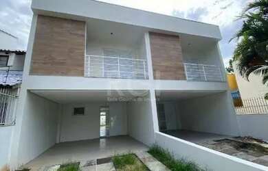 Imagem: A casa possui 3 Dormitórios, 2 Banheiros, 2 Vagas na garagem