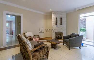 Imagem: A casa possui 4 Dormitórios, 5 Banheiros, 5 Vagas na garagem