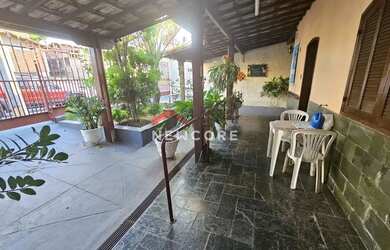 Imagem: A casa possui 4 Dormitórios, 2 Banheiros, 2 Vagas na garagem