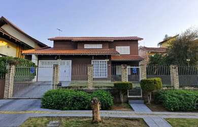 Imagem: A casa possui 4 Dormitórios, 3 Banheiros, 4 Vagas na garagem