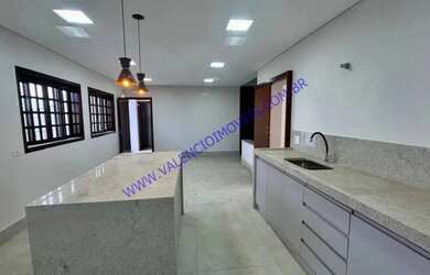 Imagem: A casa possui 4 Dormitórios, 5 Banheiros, 5 Vagas na garagem