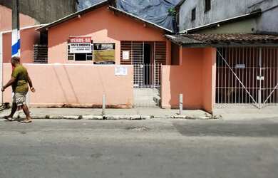 Imagem: A casa possui 4 Dormitórios, 1 Banheiro, 1 Vaga na garagem