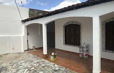 Imagem: A casa possui 3 Dormitórios, 2 Banheiros, 2 Vagas na garagem