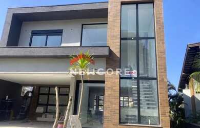 Imagem: A casa em condomínio possui 4 Dormitórios, 5 Banheiros, 4