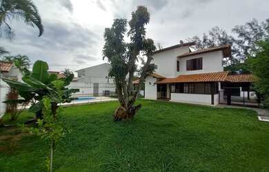 Imagem: A casa possui 4 Dormitórios, 3 Banheiros, 4 Vagas na garagem